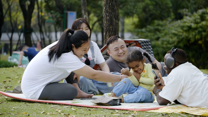 外国人在中国组建新的家庭 混血儿家庭幸福