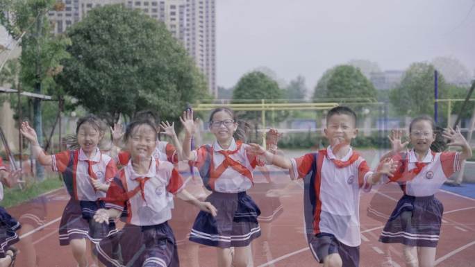 小学生操场上笑脸奔跑