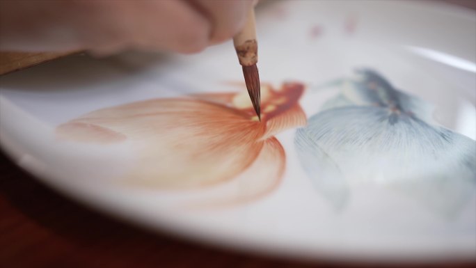艺术家在瓷器上画鱼