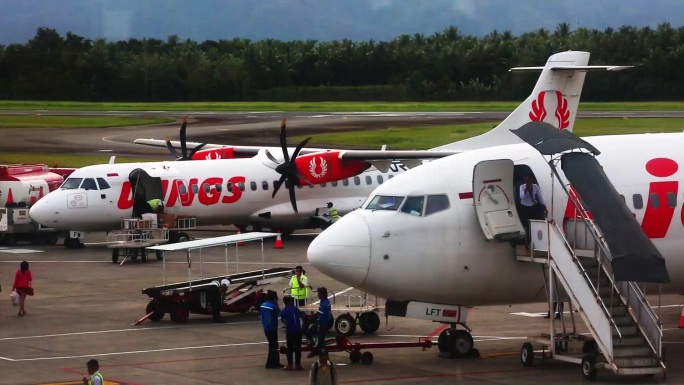 飞机航行 飞机在天空中飞行 飞机场停留