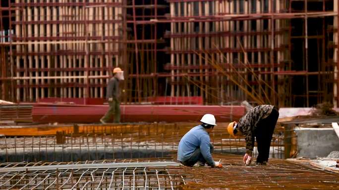 工地建设 农民工 搭建钢筋