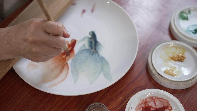 陶瓷艺术家画鱼
