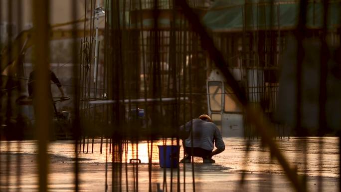 工地建设 农民工 搭建钢筋