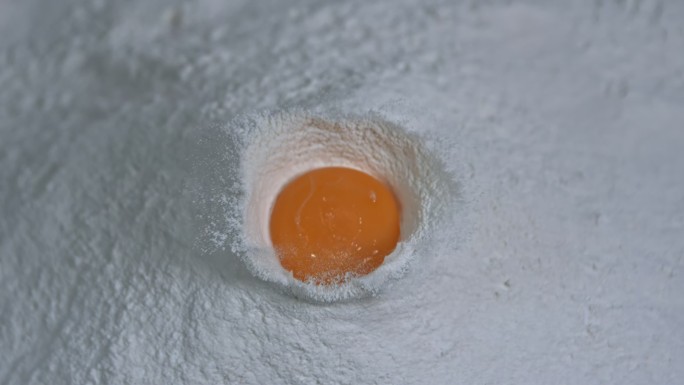 鸡蛋蛋黄落入面粉中