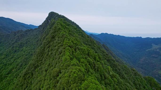 崇山峻岭和峡谷