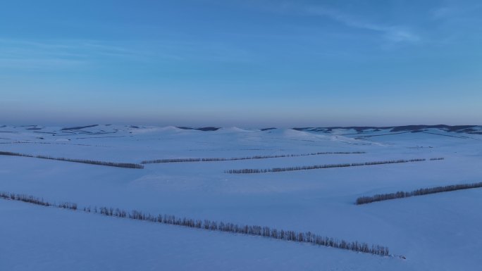 航拍严冬中的辽阔暮色雪原