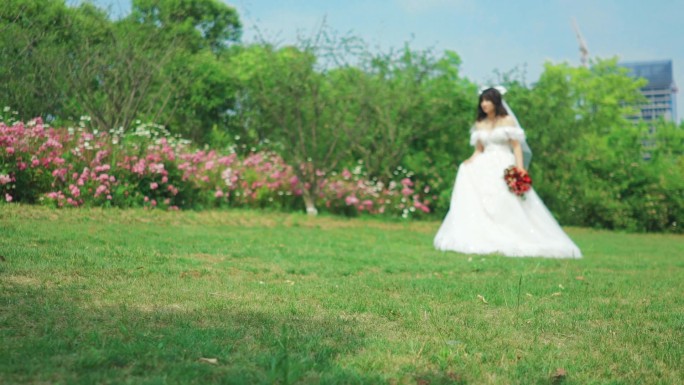 草地上行走的新娘外景