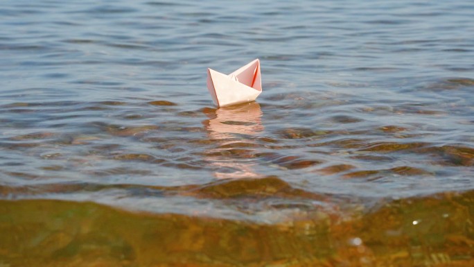 海中的纸船1