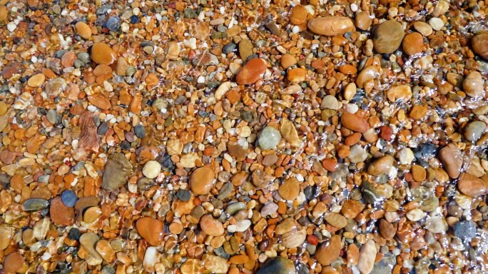 海水冲刷鹅卵石