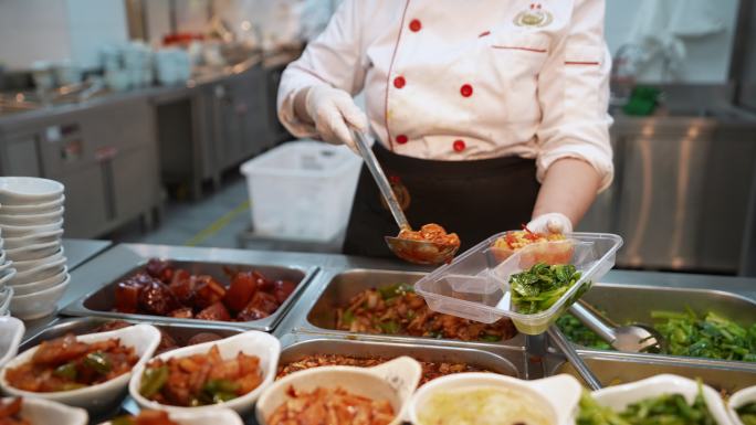 大学食堂阿姨在给学生挑选饭菜 美食