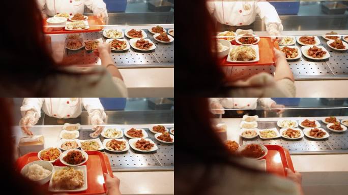 大学食堂阿姨在给学生挑选饭菜 美食