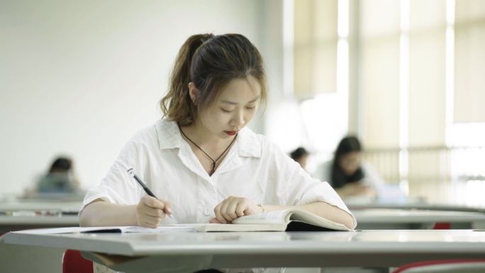 图书馆学习女学生学习交流考研读书大学考试