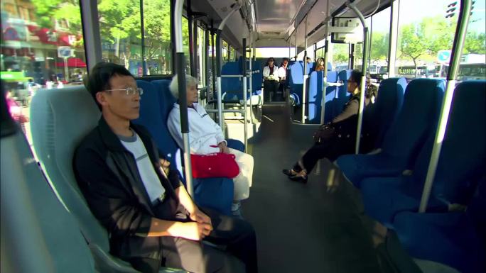 城市公交 新能源车辆 乘客乘坐
