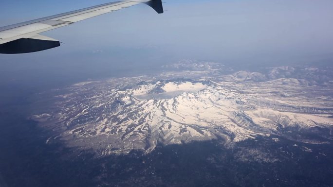 透过机窗看到的长白山