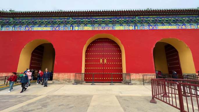 北京天坛公园大木门古建筑红色木门金色门钉
