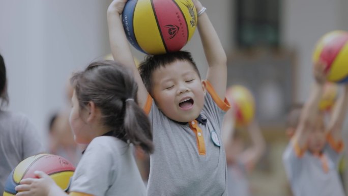 小孩子微笑奔跑希望未来开心