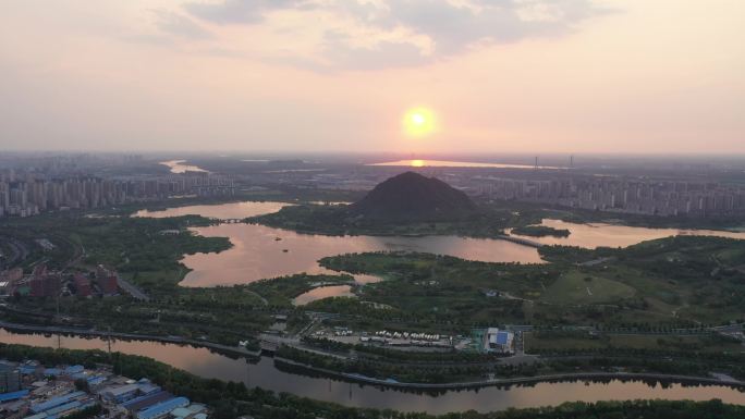 山东济南：黄河小清河穿城而过华山湖落日