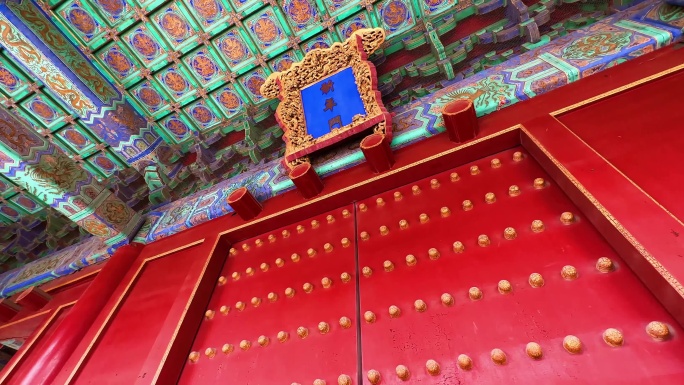 北京天坛公园祈年门古建筑红色木门金色门钉
