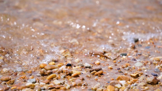 海水冲刷鹅卵石
