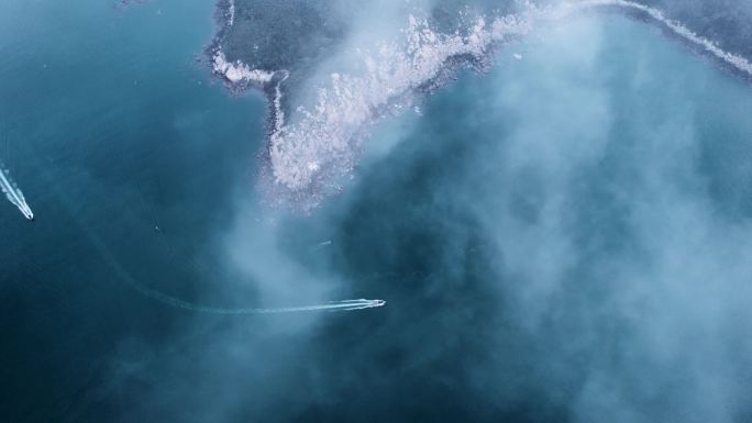 云雾下的快艇航拍