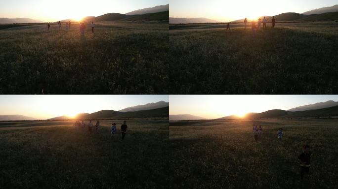 草原夕阳下奔跑的孩子