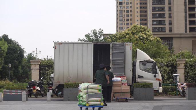 搬运大米的店员