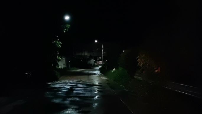 农村路灯 农村下雨的晚上 LED路灯夜景