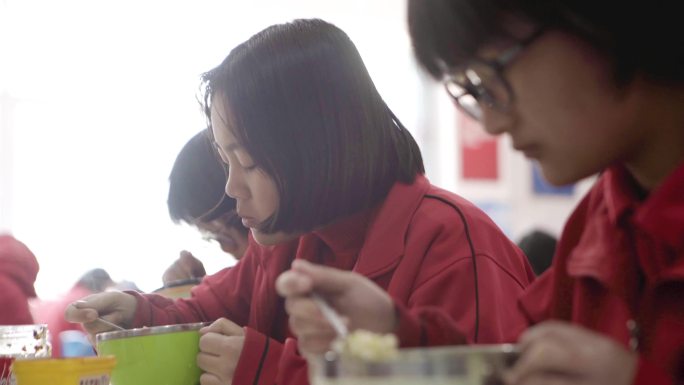 学生去食堂吃饭 排队就餐 精美可口