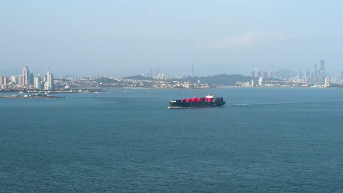 航拍青岛胶州湾海上航行的巨轮