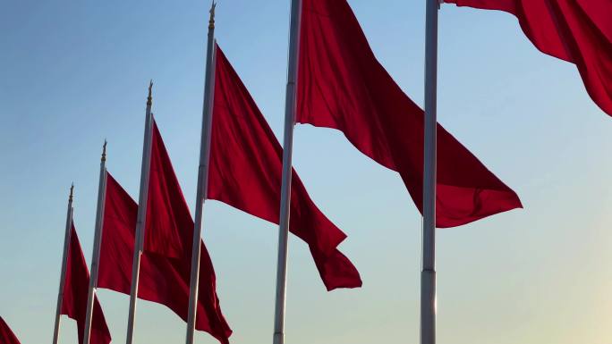 天安门广场人民英雄纪念碑前红旗迎风飘扬