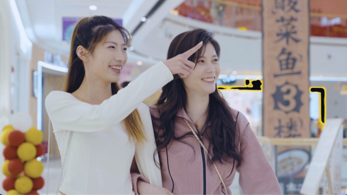 闺蜜逛商场试衣服