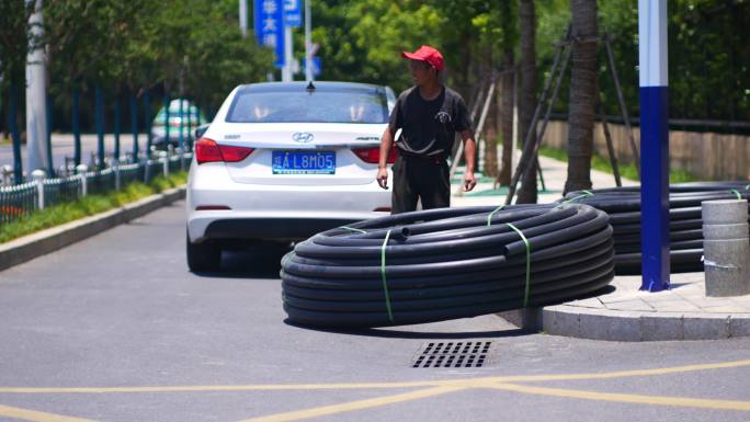 大夏天粗电缆工人辛苦