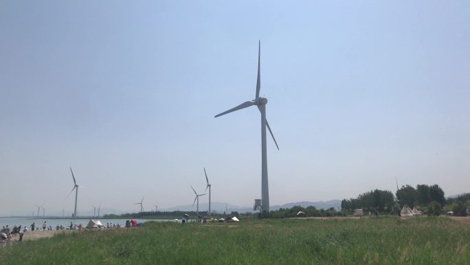 湖边 绿地 风能 风车