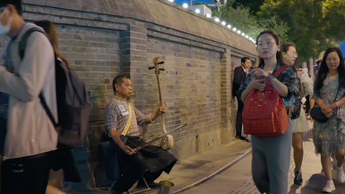 老北京鼓楼后海夜景街头卖艺拉二胡