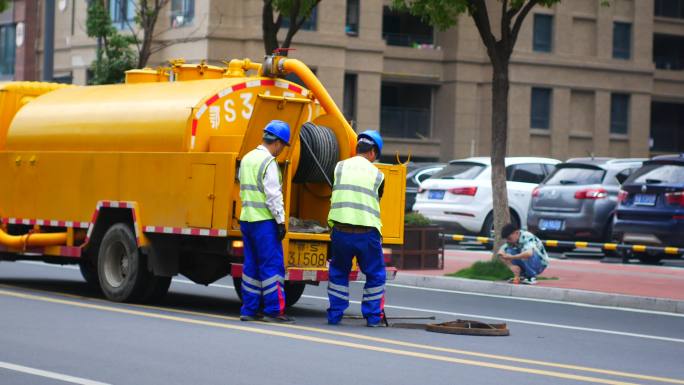 疏通马路中间污水管道施工