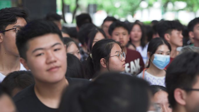 高考校门口学生人山人海