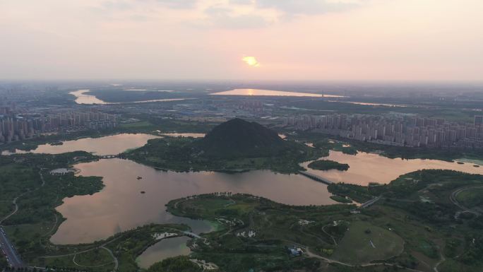 山东济南：黄河小清河穿城而过华山湖落日