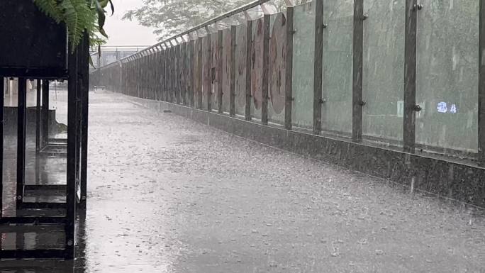 大雨滂沱