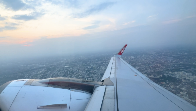 亚洲航空飞机清迈飞香港舷窗外夕阳大海起降