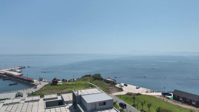 航拍威海那香海景区鸡鸣岛码头的半岛餐厅