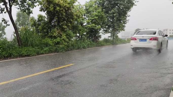 农村暴雨公踏雨景倾盆大雨公路车流乡村雨季