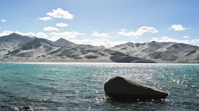 4K新疆喀什帕米尔高原白沙湖湖面涟漪边疆