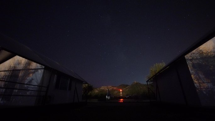 山东荣成海驴岛海鸥湖露营地的夜晚星空