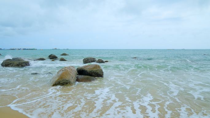 阴天多云海边 沙滩 岩石 礁石 海浪