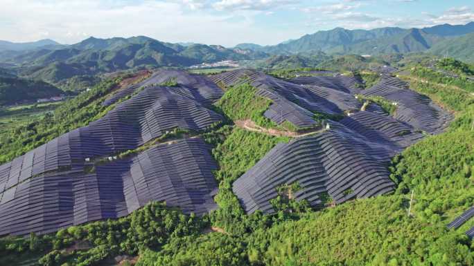 山顶太阳能板 光伏基地