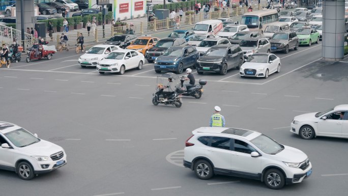 交警执勤十字路口交通红绿灯出行安全街道