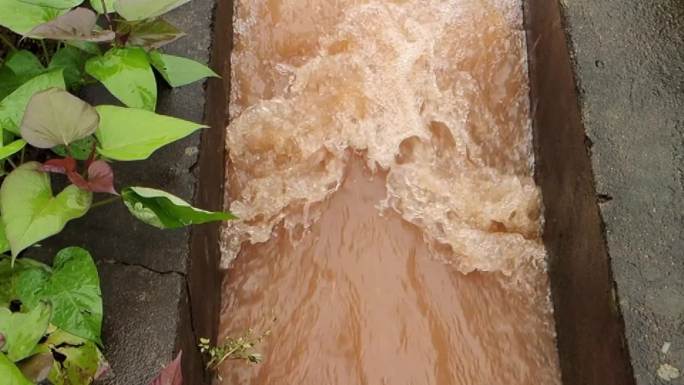 洪水排涝水槽放水水道开闸灌溉稻田排水系统