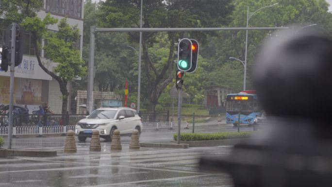 2023广州海珠区端午暴雨下雨街道马路