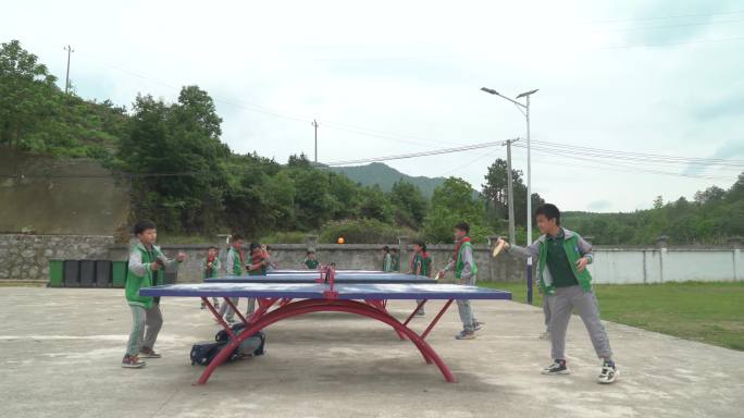 下课后的农村学校学生打乒乓球