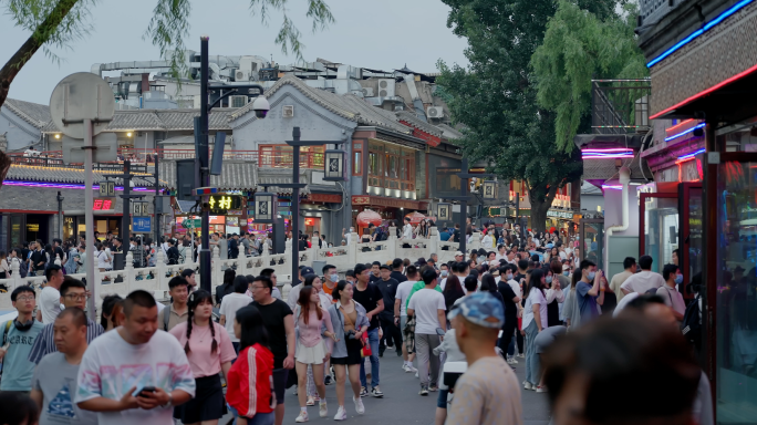 老北京后海游客夜生活酒吧唱歌划船画像